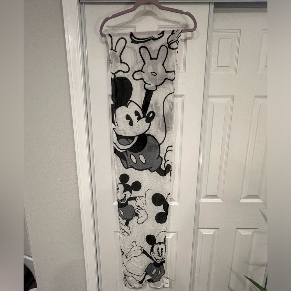 NWT Mickey Disney Parks Scarf